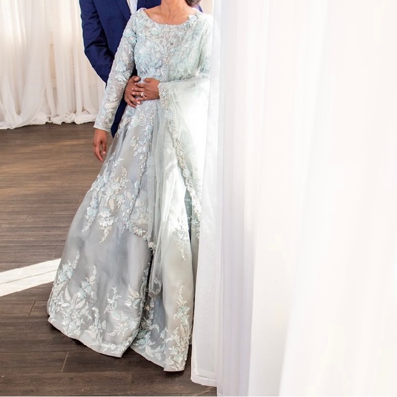 Wedding Gown - Picture 4 of 6